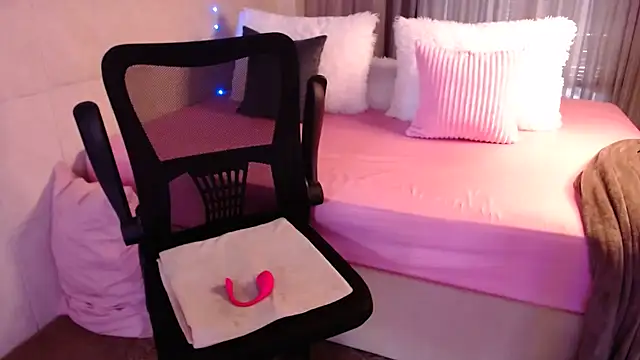 Snapshot of BabyBarbee chatting on March 19, 12:56 pm BabyBarbee online show from March 19, 12:56 pm