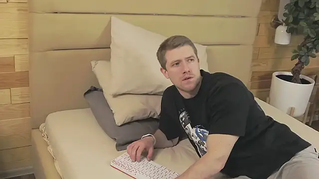 Snapshot of EthanPinkman chatting on November 16, 4:06 am EthanPinkman online show from November 16, 4:06 am