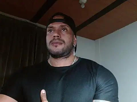 Snapshot of manolofitt chatting on May 5, 1:41 am manolofitt online show from May 5, 1:41 am