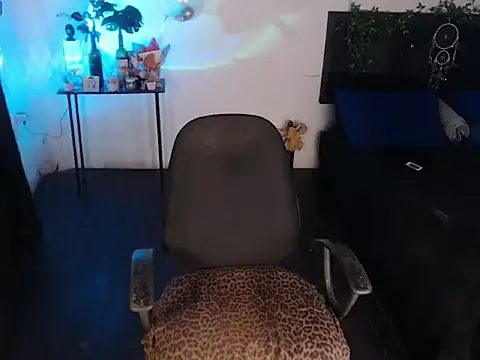 Snapshot of LiaScarlett chatting on November 2, 4:17 am LiaScarlett online show from November 2, 4:17 am