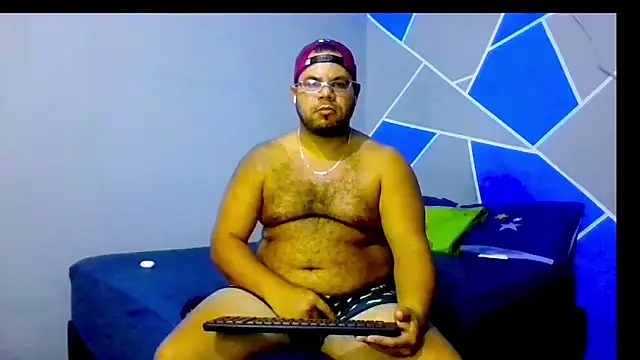 Snapshot of Evert_hairyboy chatting on December 14, 5:18 pm Evert hairyboy online show from December 14, 5:18 pm