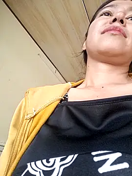 Snapshot of 2HotAsain4u chatting on December 5, 2:32 am 2HotAsain4u online show from December 5, 2:32 am