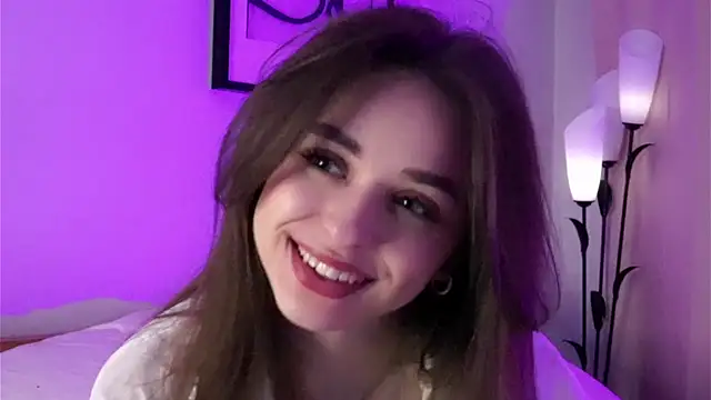 Snapshot of EstherMitchel chatting on March 18, 12:19 am EstherMitchel online show from March 18, 12:19 am