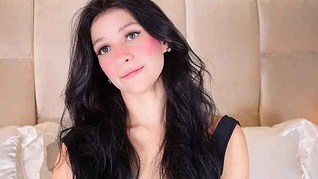 Snapshot of KiraKayleigh1 chatting on September 13, 12:32 am KiraKayleigh1 online show from September 13, 12:32 am
