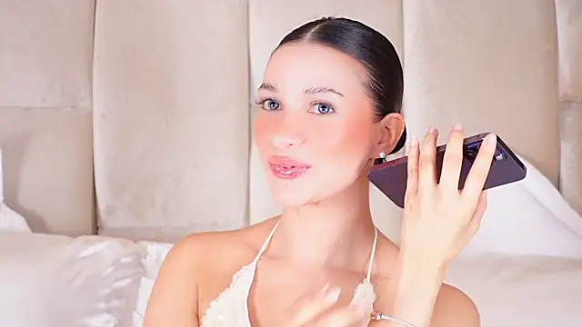 Snapshot of KiraKayleigh1 chatting on March 18, 9:43 pm KiraKayleigh1 online show from March 18, 9:43 pm