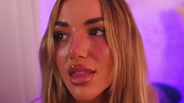 ClaraHazel online show from December 19, 5:10 am