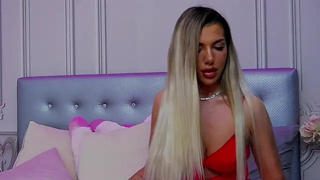Snapshot of ClaraHazel chatting on February 13, 2:01 am ClaraHazel online show from February 13, 2:01 am
