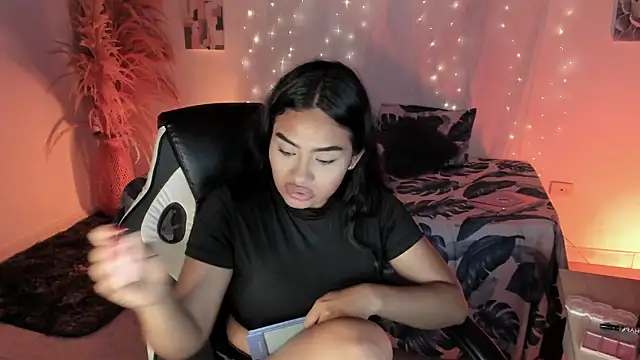 Snapshot of Riana_Kean chatting on March 4, 3:14 am Riana Kean online show from March 4, 3:14 am