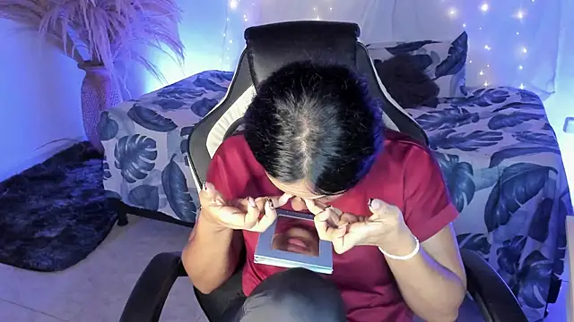 Riana Kean online show from April 15, 1:44 am