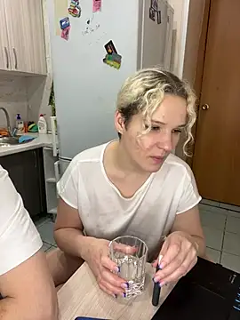 Snapshot of MrMrsRight chatting on February 6, 8:02 pm MrMrsRight online show from February 6, 8:02 pm