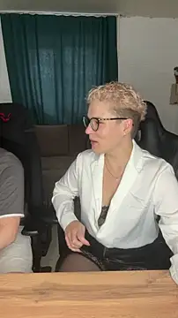 Snapshot of MrMrsRight chatting on September 26, 8:54 am MrMrsRight online show from September 26, 8:54 am