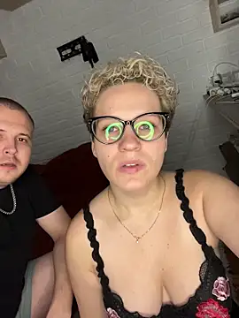 Snapshot of MrMrsRight chatting on November 3, 11:36 am MrMrsRight online show from November 3, 11:36 am