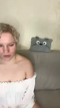 Snapshot of MrMrsRight chatting on March 13, 5:18 pm MrMrsRight online show from March 13, 5:18 pm