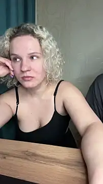 Snapshot of MrMrsRight chatting on February 19, 4:55 pm MrMrsRight online show from February 19, 4:55 pm