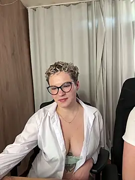 Snapshot of MrMrsRight chatting on September 18, 8:06 am MrMrsRight online show from September 18, 8:06 am