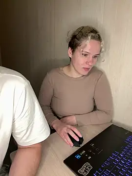 Snapshot of MrMrsRight chatting on February 4, 10:55 pm MrMrsRight online show from February 4, 10:55 pm
