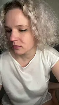 Snapshot of MrMrsRight chatting on February 20, 11:53 am MrMrsRight online show from February 20, 11:53 am