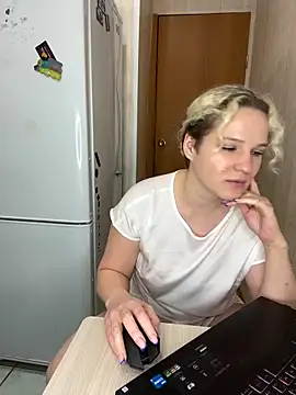 Snapshot of MrMrsRight chatting on February 6, 11:04 pm MrMrsRight online show from February 6, 11:04 pm