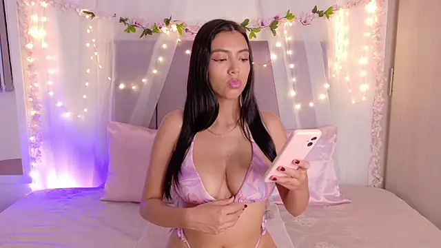 Snapshot of Julie_Bennet chatting on January 7, 12:15 am Julie Bennet online show from January 7, 12:15 am