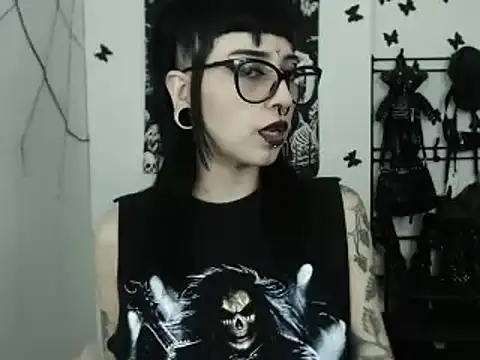 Snapshot of n0sferatus__ chatting on October 25, 1:05 am n0sferatus online show from October 25, 1:05 am