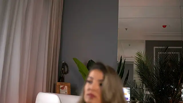 Snapshot of KellyMathews chatting on November 5, 2:25 am KellyMathews online show from November 5, 2:25 am