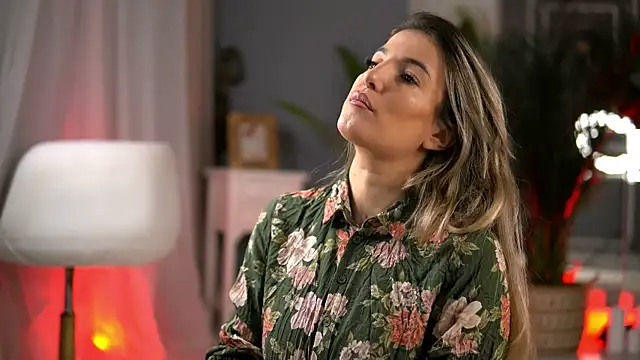 Snapshot of KellyMathews chatting on November 25, 3:18 am KellyMathews online show from November 25, 3:18 am