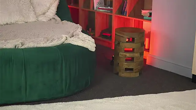 KellyMathews online show from May 6, 2:04 am