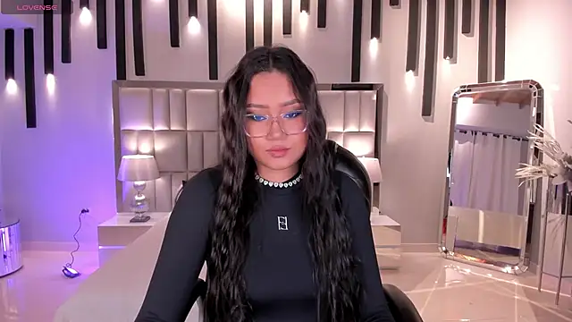 Snapshot of AmberLewis_ chatting on November 1, 3:35 am AmberLewis online show from November 1, 3:35 am