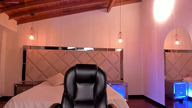 Snapshot of AmberLewis_ chatting on November 19, 2:55 am AmberLewis online show from November 19, 2:55 am