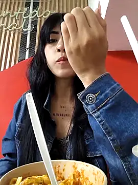 chaymae nah  online show from April 18, 7:07 pm