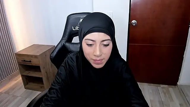 Snapshot of chaymae_nah_ chatting on March 18, 7:33 pm chaymae nah online show from March 18, 7:33 pm