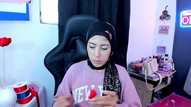 Snapshot of chaymae_nah_ chatting on April 22, 2:02 pm chaymae nah online show from April 22, 2:02 pm