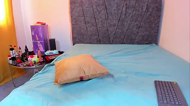 bella-black online show from April 16, 9:39 pm