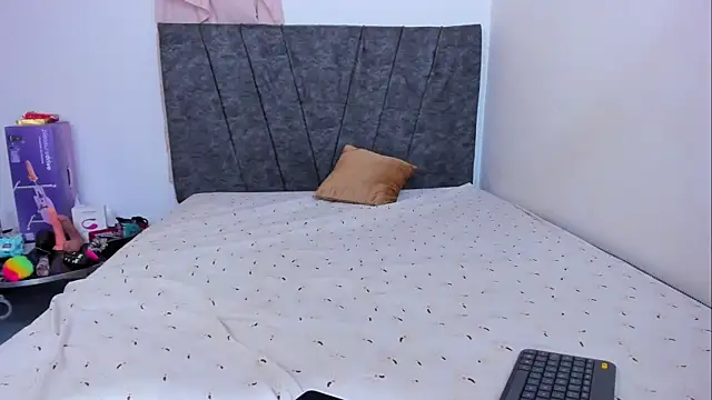 bella-black online show from May 16, 1:48 am