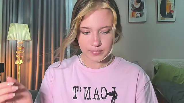 Snapshot of HanahCute chatting on February 23, 5:23 am HanahCute online show from February 23, 5:23 am