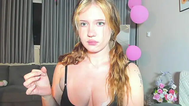 Snapshot of HanahCute chatting on March 15, 6:43 pm HanahCute online show from March 15, 6:43 pm