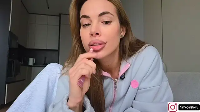 Snapshot of diffgirls2 chatting on December 3, 10:14 am diffgirls2 online show from December 3, 10:14 am