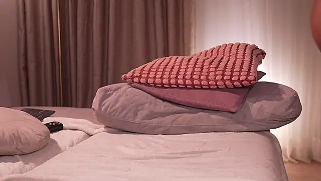 pauline  7 online show from February 12, 5:45 pm