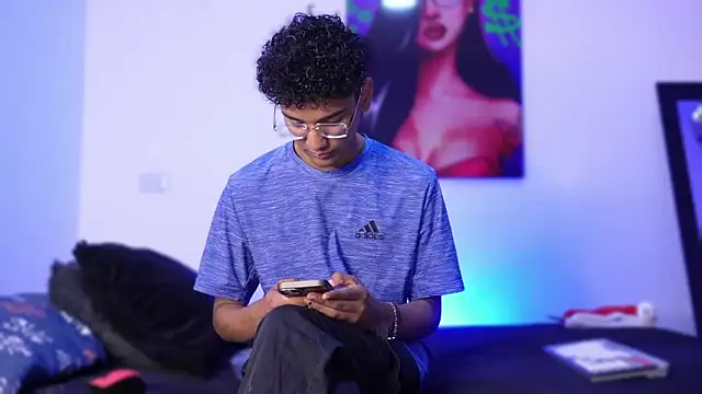 Snapshot of harrytwink18 chatting on December 30, 1:25 pm harrytwink18 online show from December 30, 1:25 pm