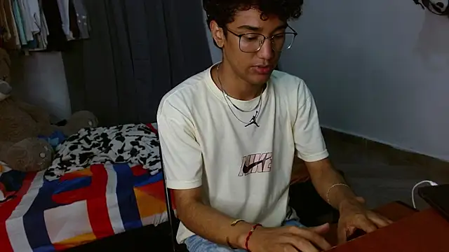 harrytwink18 online show from February 16, 9:13 pm