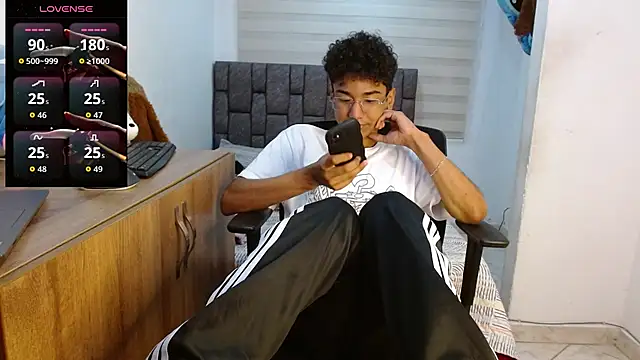 Snapshot of harrytwink18 chatting on September 10, 2:49 pm harrytwink18 online show from September 10, 2:49 pm