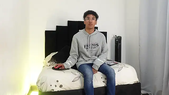 Snapshot of harrytwink18 chatting on January 13, 1:49 pm harrytwink18 online show from January 13, 1:49 pm