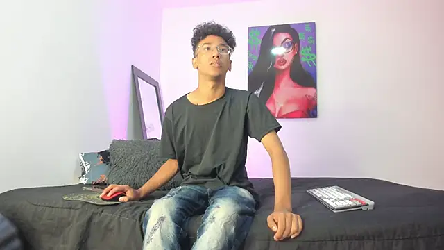 Snapshot of harrytwink18 chatting on February 27, 1:28 pm harrytwink18 online show from February 27, 1:28 pm