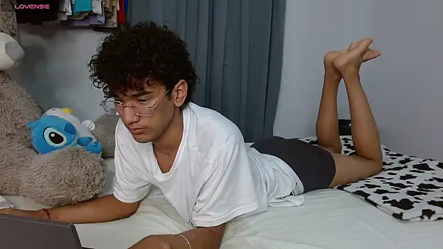 harrytwink18 online show from April 7, 2:19 pm