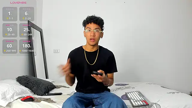 Snapshot of harrytwink18 chatting on December 16, 2:32 pm harrytwink18 online show from December 16, 2:32 pm