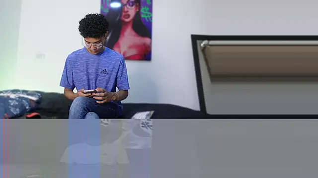 Snapshot of harrytwink18 chatting on December 23, 1:24 pm harrytwink18 online show from December 23, 1:24 pm