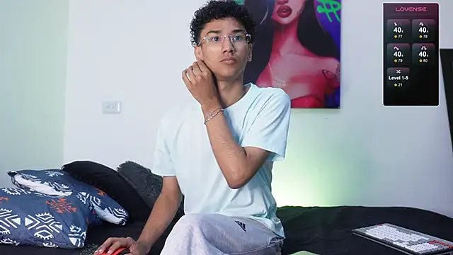 Snapshot of harrytwink18 chatting on January 7, 1:24 pm harrytwink18 online show from January 7, 1:24 pm