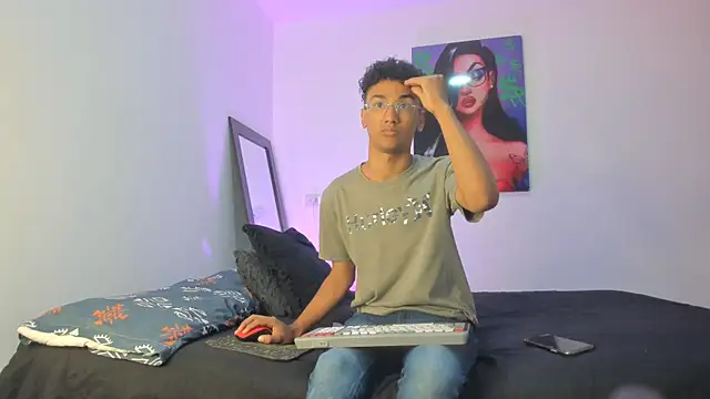 Snapshot of harrytwink18 chatting on March 19, 1:29 pm harrytwink18 online show from March 19, 1:29 pm