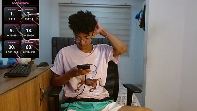 Snapshot of harrytwink18 chatting on September 15, 3:23 pm harrytwink18 online show from September 15, 3:23 pm