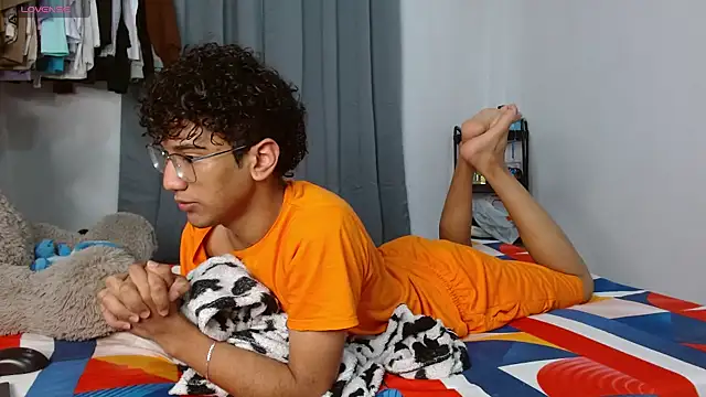 harrytwink18 online show from February 4, 4:40 am